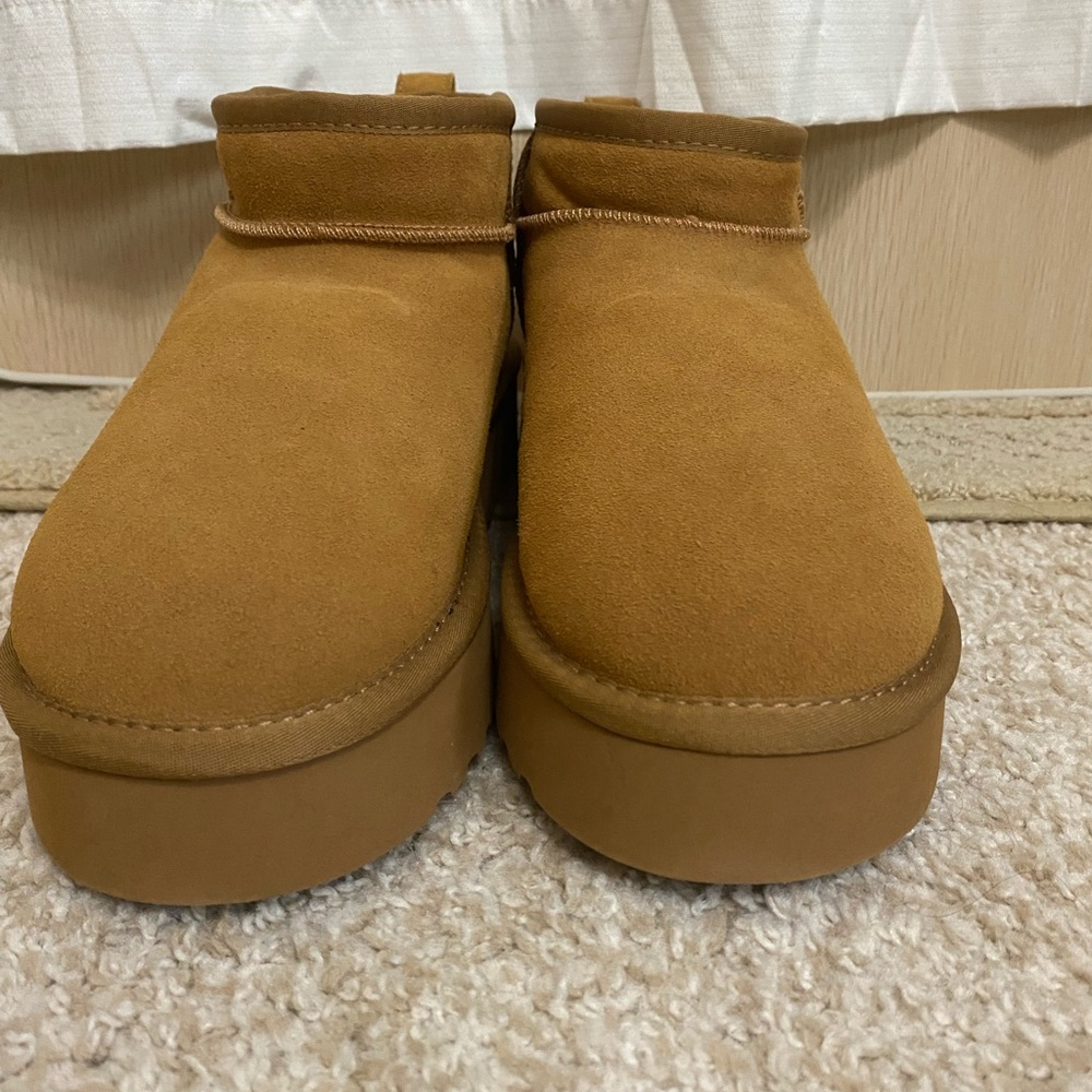 NWOT Womens Lamo Water Resistant Suede Platform Boots in a size 10